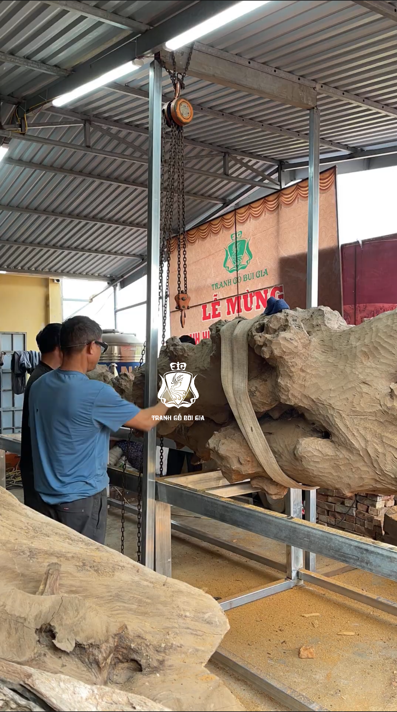 Quá trình đóng chân đỡ cho tác phẩm hàng trăm năm tuổi